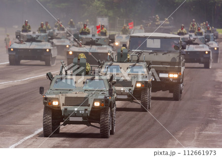 観閲行進する陸上自衛隊軽装甲機動車 112661973