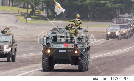 観閲行進する陸上自衛隊富士教導団団長 112661979