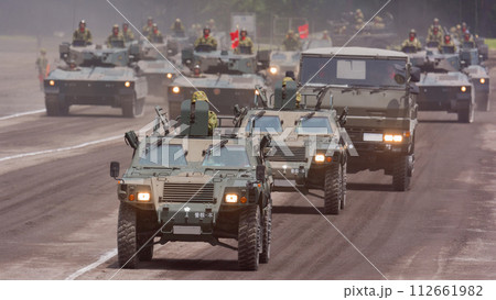 観閲行進する陸上自衛隊軽装甲機動車 観閲行進する陸上自衛隊軽装甲機動車 112661982