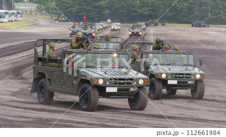 観閲行進する陸上自衛隊高機動車 112661984
