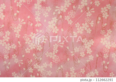 手漉き和紙で描く春霞の中に咲く山桜の花 112662291