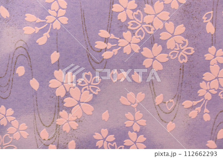手漉き和紙で描く春霞の中の山桜の花 112662293