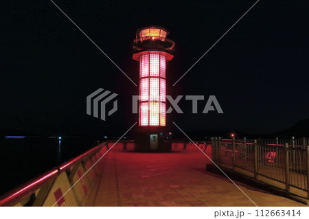 【香川県】夜に照らす高松港の赤灯台（せとしるべ） 112663414