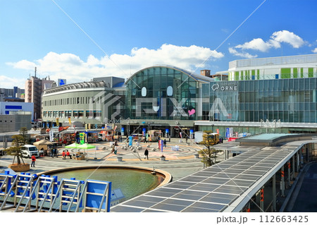 【香川県】晴天のJR高松駅とサンポート高松 112663425