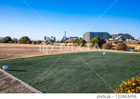 河川敷ゴルフ　スタートホール 112663456