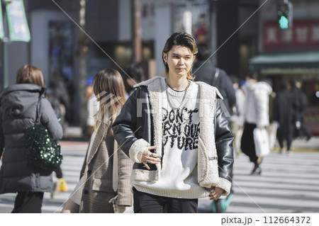 街角に立つ20代の男性  112664372