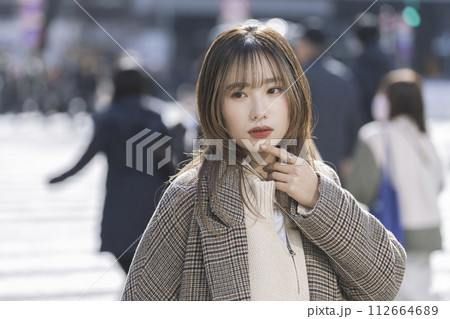 街角に立つ20代の女性　ビューティーイメージ　ポートレート 112664689