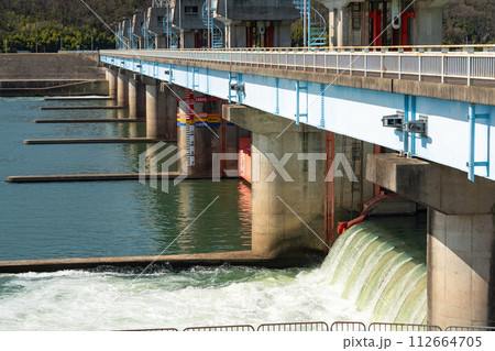 河川の流水を調整している堰のイメージ【岡山県備前市】 112664705