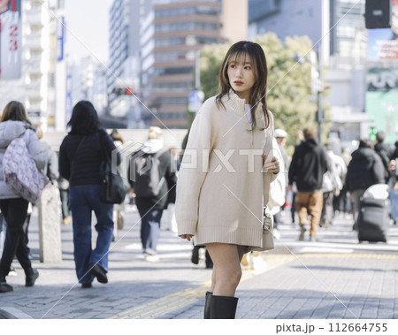 街を歩く20代の女性 街を歩く20代の女性 112664755
