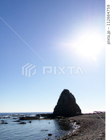 海に浮かぶ岩 海に浮かぶ岩 112664759
