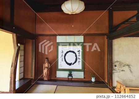 【京都】春の源光庵 本堂の掛け軸 【京都】春の源光庵 本堂の掛け軸 112664852