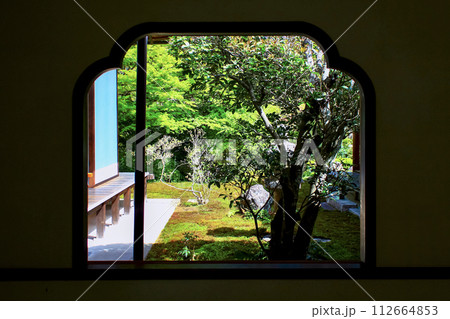【京都】春の源光庵 本堂の窓から望む庭園 【京都】春の源光庵 本堂の窓から望む庭園 112664853