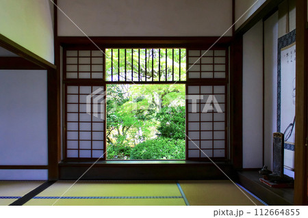 【京都】春の源光庵 本堂の迷いの窓(⾓窓) 【京都】春の源光庵 本堂の迷いの窓(⾓窓) 112664855