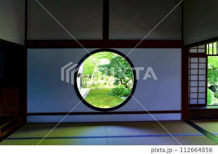 【京都】春の源光庵 本堂の悟りの窓(丸窓) 【京都】春の源光庵 本堂の悟りの窓(丸窓) 112664856
