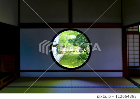【京都】春の源光庵 本堂の悟りの窓(丸窓) 【京都】春の源光庵 本堂の悟りの窓(丸窓) 112664865