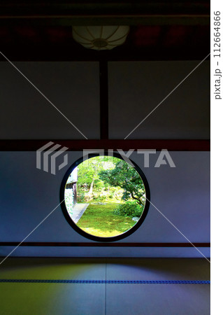 【京都】春の源光庵　本堂の悟りの窓（丸窓） 112664866