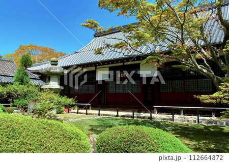 【京都】春の源光庵 本堂と青空 【京都】春の源光庵 本堂と青空 112664872