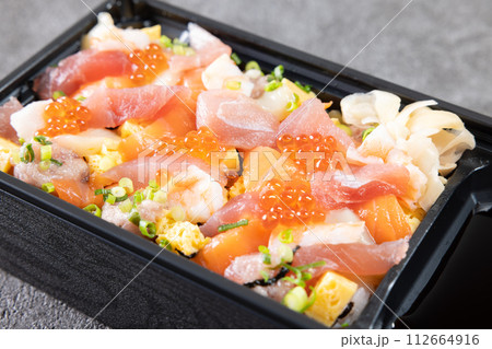 ちらし寿司弁当 112664916