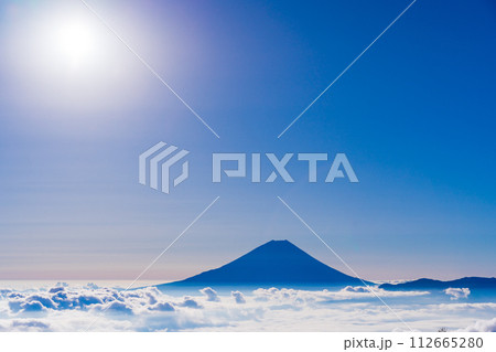 （山梨県）大雲海に浮かぶ富士山  早朝 112665280