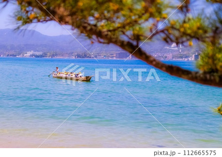 青い海　櫓を漕ぐ舟 112665575