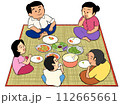 ゴザに座って食事をするミャンマーの家族 112665661