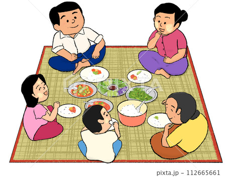 ゴザに座って食事をするミャンマーの家族 112665661