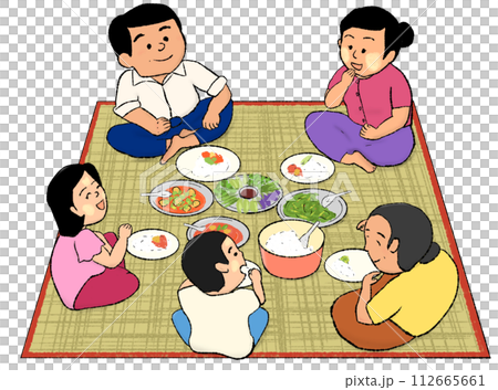 ゴザに座って食事をするミャンマーの家族 112665661
