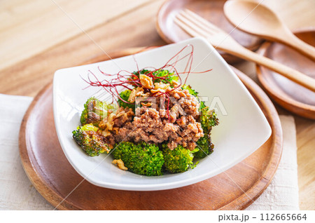 焼きブロッコリーの肉みそがけ 112665664