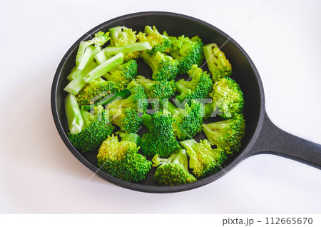 フライパンに並べたブロッコリー 112665670