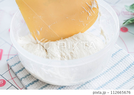 パン作り　二次発酵後の生地 112665676