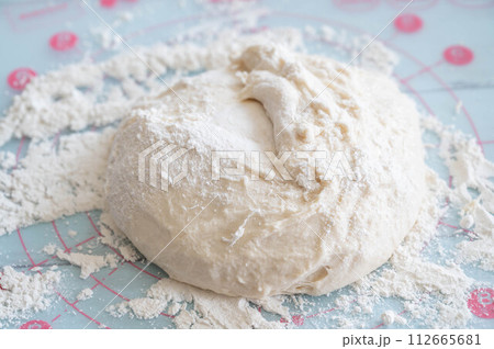 パン作り　打ち粉の上に置いた生地 112665681