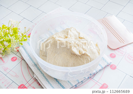 パン作り　一次発酵後に捏ねた生地 112665689