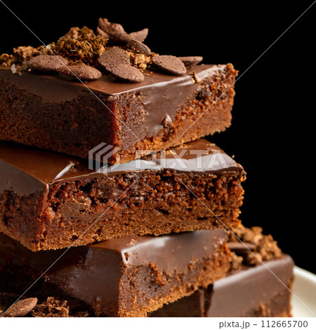 積み上げたチョコレートケーキの山 112665700