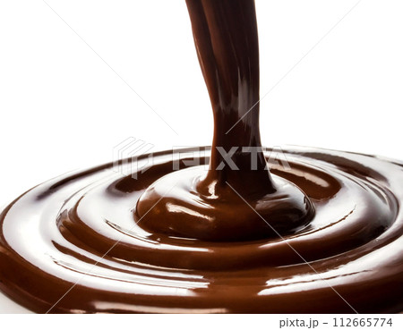 白い背景に流れる溶かしたチョコレート 112665774