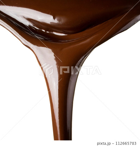 白い背景に流れる溶かしたチョコレート 112665783