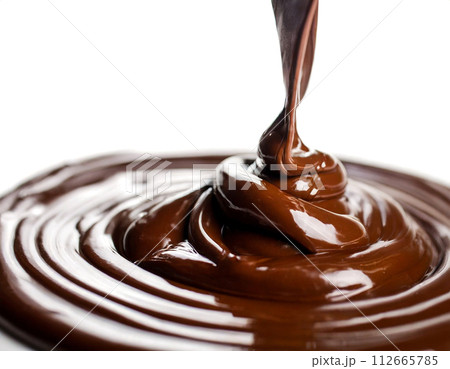 白い背景に流れる溶かしたチョコレート 112665785
