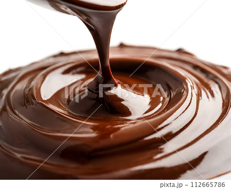 白い背景に流れる溶かしたチョコレート 112665786