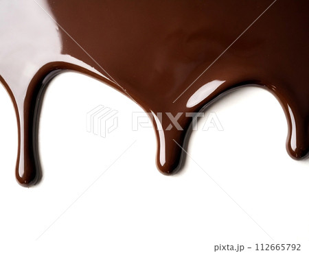 白い背景に流れる溶かしたチョコレート 112665792