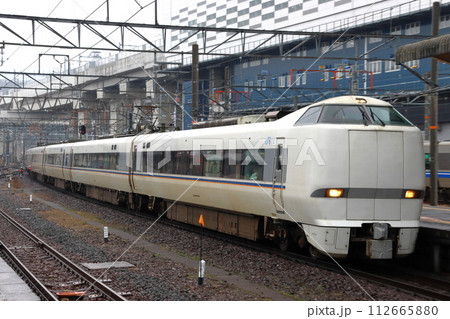 敦賀駅を発車する特急しらさぎ号（681系電車） 112665880