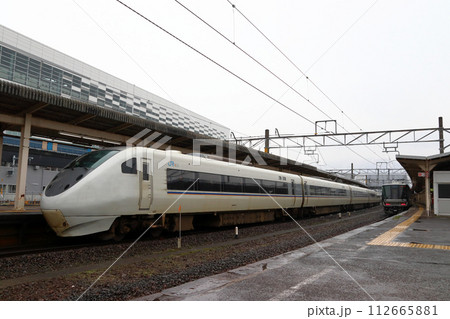 敦賀駅を発車する特急しらさぎ号(681系電車) 敦賀駅を発車する特急しらさぎ号(681系電車) 112665881