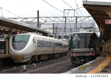 敦賀駅を発車する特急しらさぎ号（681系電車） 112665882