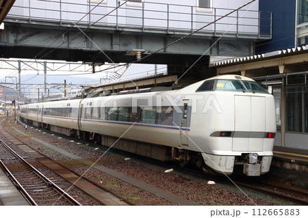 敦賀駅を発車する特急しらさぎ号（681系電車） 112665883