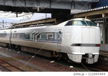 敦賀駅を発車する特急しらさぎ号（681系電車） 112665884