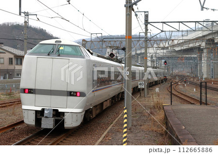 敦賀駅を発車する特急しらさぎ号（681系電車） 112665886