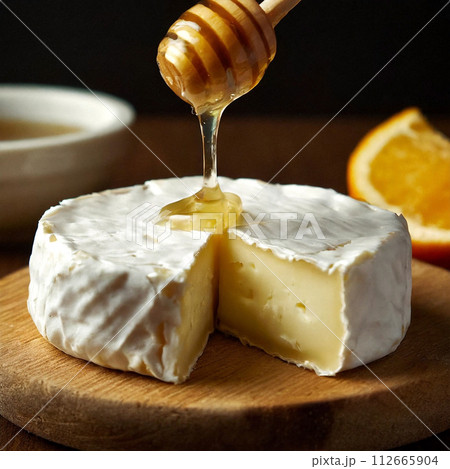 カットしたカマンベールチーズに蜂蜜をかける瞬間 112665904