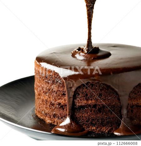 濃厚なチョコレートケーキに溶かしたチョコレートをかける瞬間 112666008