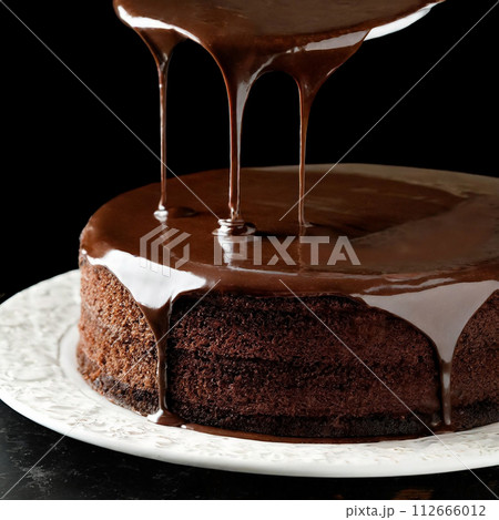 濃厚なチョコレートケーキに溶かしたチョコレートをかける瞬間 112666012