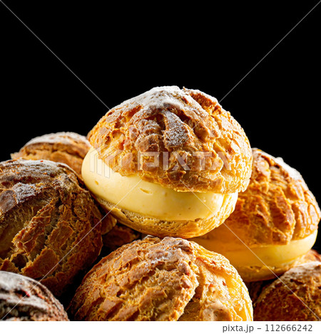 小さなカスタードシュークリームの山 112666242