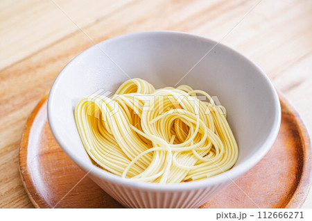 茹でたラーメンの麺 112666271