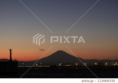 日没後の江ノ島と富士山のある風景　夕景 112666330